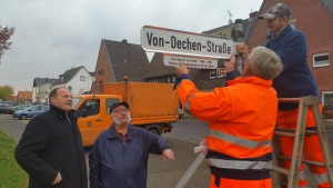 Bürgermeister Jansen freut sich zusammen mit Reinhard Prüfer, gemeinsam mit den Mitarbeitern des Bauhofes, das erste von vielen weiteren Legendenschildern an der „Von-Dechen-Straße“ mitten im Herzen der Hückelhovener Bergarbeitersiedlung anbringen zu können.