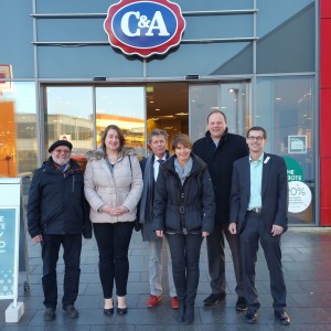 von links nach rechts: Bruno Bürger, Julia Schmidt, Georg Bürger (Pax Christi-Projekt "Lernen leicht gemacht"), Frau Petra Hudler (Ehrenamtskoordinatorin der Stadt Hückelhoven), Bürgermeister Bernd Jansen und Michael Irmen (Storeleader Hückelhoven)