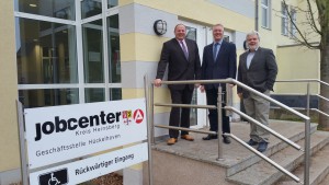 von links nach rechts: Bürgermeister Bernd Jansen, Christian Trox, Geschäftsführer des Jobcenters des Kreises Heinsberg, Hermann-Josef Jansen, Teamleiter in der Geschäftsstelle Hückelhoven