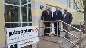 von links nach rechts: Bürgermeister Bernd Jansen, Christian Trox, Geschäftsführer des Jobcenters des Kreises Heinsberg, Hermann-Josef Jansen, Teamleiter in der Geschäftsstelle Hückelhoven 