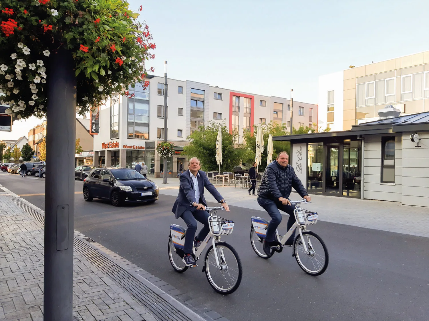 Udo Winkens (li.) und Bernd Jansen mit den neuen Bikes auf der Parkhofstraße in Hückelhoven ©WestVerkehr GmbH