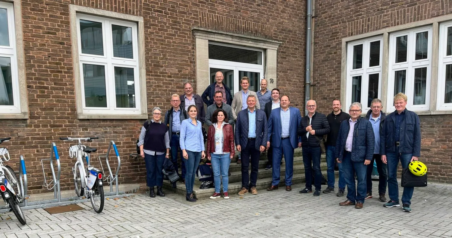 Bürgermeister Bernd Jansen mit Vertretern von Landesregierung, AGFS, Straßen.NRW und der Stadt Hückelhoven während der Hauptbereisung am 27. Oktober.