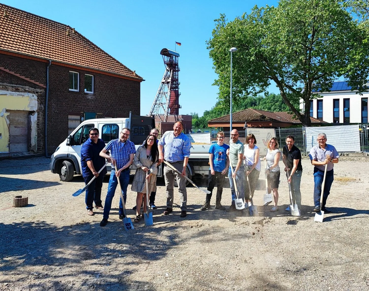 Foto: Beim Spatenstich zum Quartierszentrum „Am Friedrichplatz“ waren dabei: v.l.n.r. Maximilian Schmitz (Architekturbüro Schmitz), Thorsten de Haas (2. Beigeordneter Stadt Hückelhoven), Andrea Kardis (Leiterin Sozialamt Stadt Hückelhoven), Thomas Wambach (Wambach Bauleistungen), Bürgermeister Bernd Jansen, David Keller (Praktikant), Dipl.-Ing. (FH) Michael Keller (Gebäudemanagement Stadt Hückelhoven), Petra Hudler (Kontaktstelle Bürgerschaftliches Engagement Stadt Hückelhoven), M.A. Kira Schaffrath (Gebäudemanagement Stadt Hückelhoven), Thomas Douven M.Eng (Amtsleitung Gebäudemanagement Stadt Hückelhoven) und Dr. Achim Ortmanns (1. Beigeordneter Stadt Hückelhoven)