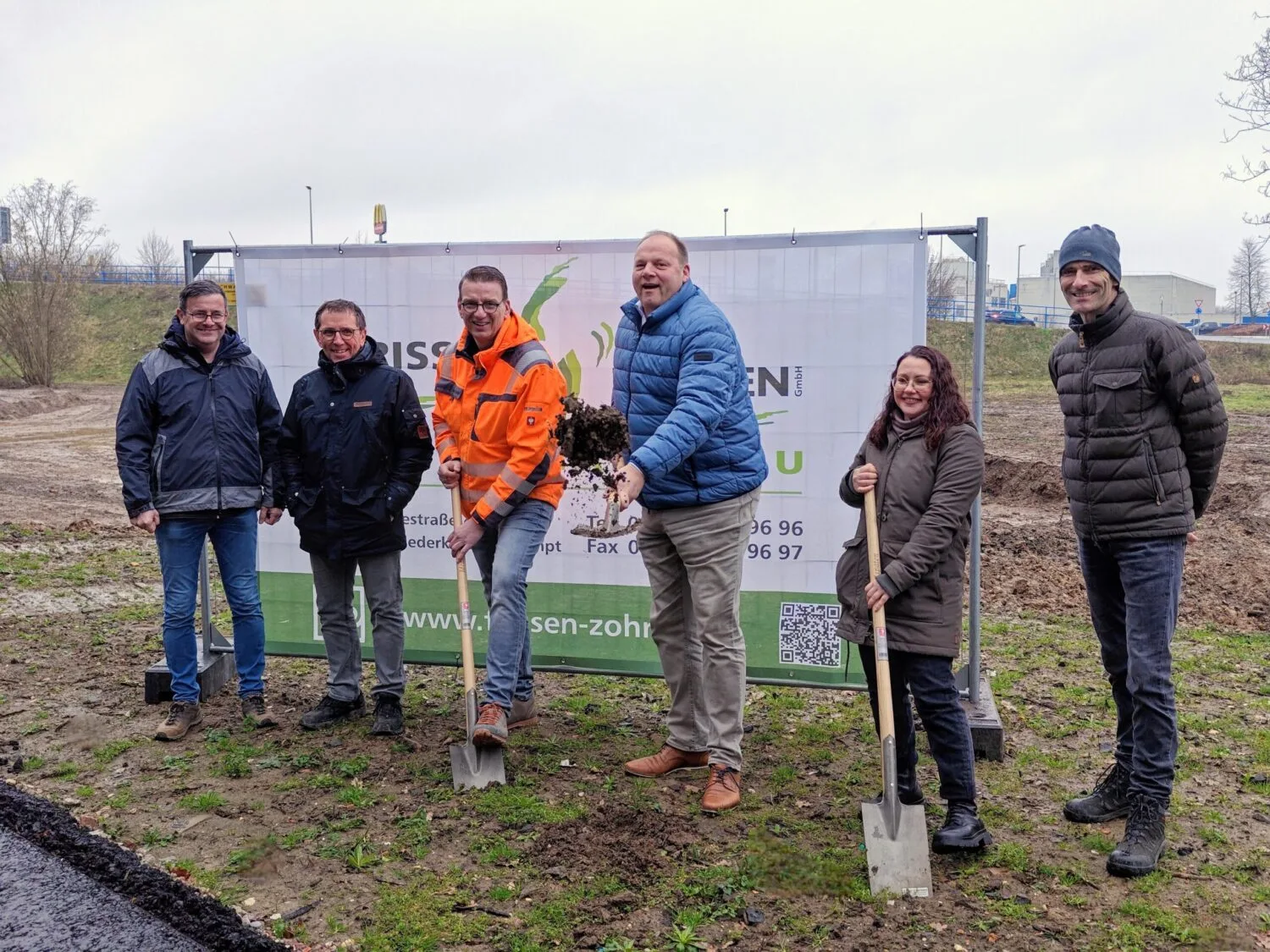 Das Foto zeigt v.l.n.r. Rene Timmermanns (Bauleiter, Frissen & Zohren GmbH), Wilfried Welfers (Leiter Amt für Tief- und Straßenbau Stadt Hückelhoven), Frank Klömpges (Geschäftsführer Frissen & Zohren GmbH), Bürgermeister Bernd Jansen, Tatjana Neumann (Jugendpflegerin Stadt Hückelhoven) und Dipl.-Ing. Uwe Kreutz (Amt für Tief- und Straßenbau Stadt Hückelhoven)