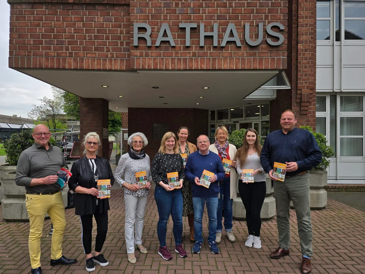 Bildunterschrift: Ein Teil der Mitglieder des „Runden Tischs Seniorenarbeit“ Hückelhoven und die Verantwortlichen der Firma Schotten-Design, Marcel Ballas, Heike Brandt, Marlies Küppers, Carina Scholl, Silke Hilbrich, Franz Schotten junior, Nicole Abels, Anna Moch und der Bürgermeister Bernd Jansen (v.l.) stellten den neuen Seniorenratgeber für Hückelhoven vor.