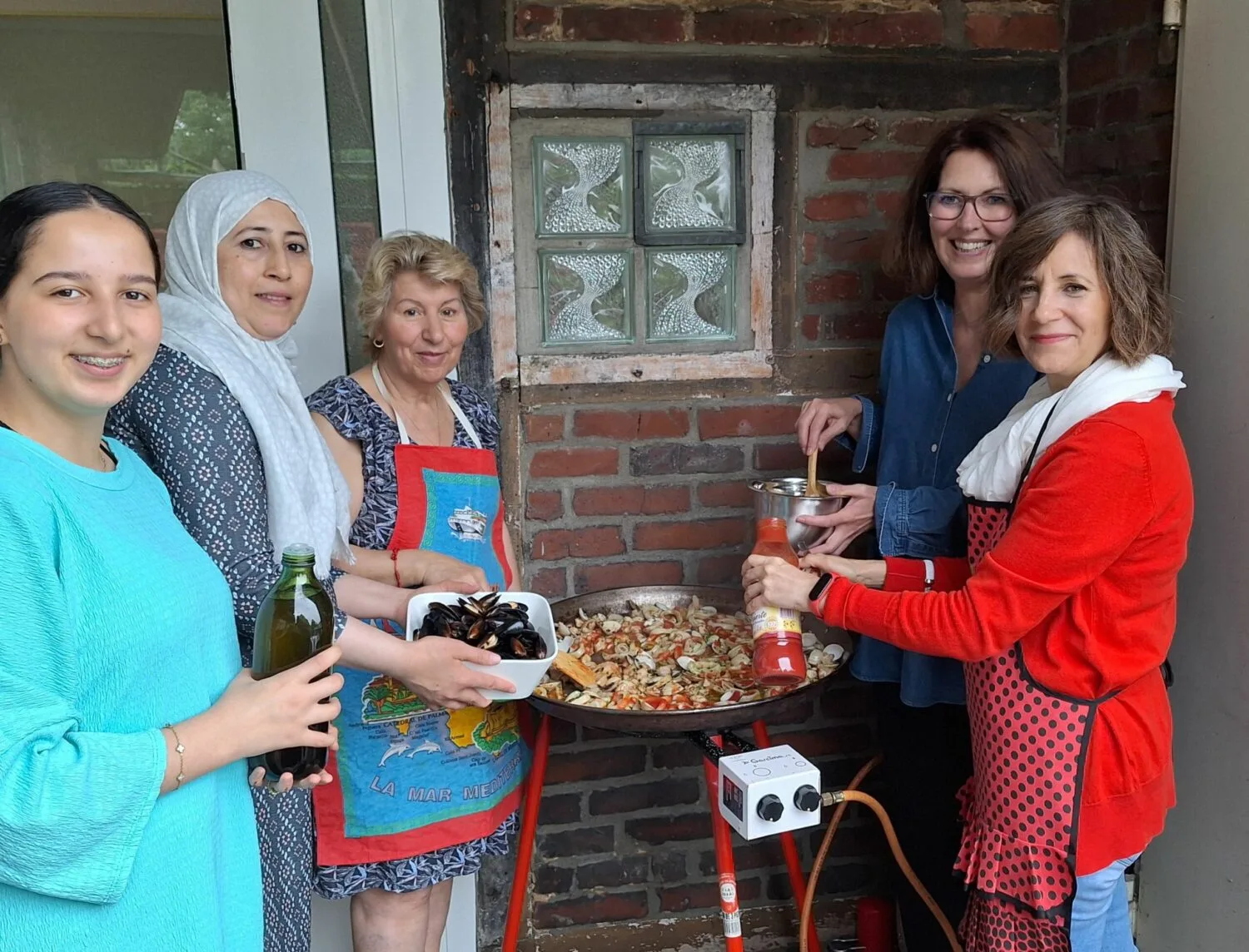 Foto: Silke Hilbrich: v.l.n.r. Dunja Beghli, Mouna Samik, Cati Rodriguez, Claudia Brückner und Alexia Rodriguez