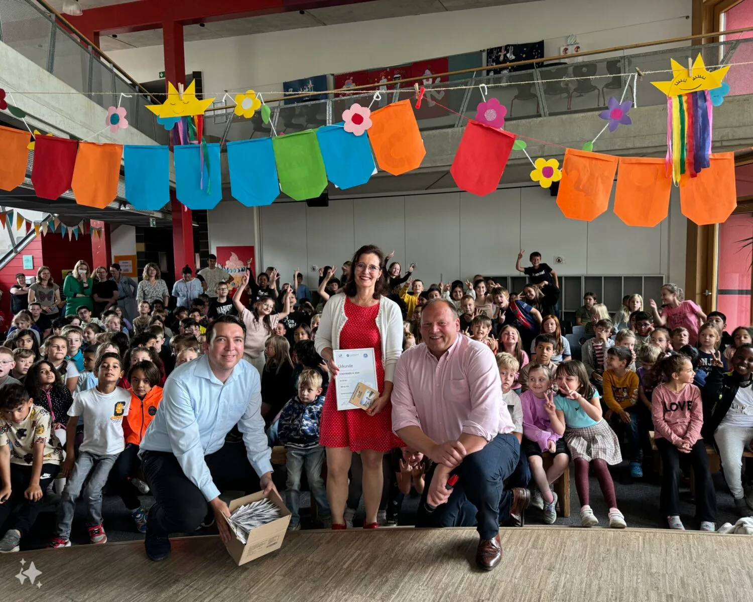 Foto: Rana Cömlek Bürgermeister Bernd Jansen (re.) und Mobilitäts- und Klimaschutzmanager Alexander Kurth überreichten Schulleiterin Anja Joeres-Faustmann die Siegerurkunde und Preise für die Schülerinnen und Schüler.