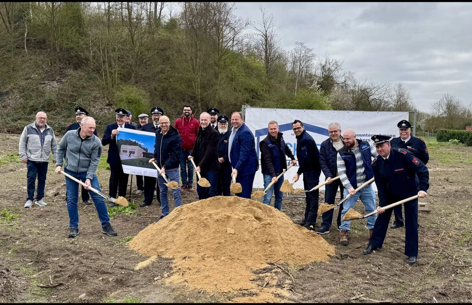 An den Spaten waren (von links nach rechts):  Herr Derichs (Technisches Gebäudemanagement Stadt Hückelhoven)  Herr Strobel und Herr Greven (Architekturgalerie Greven)  Herr Bürgermeister Jansen,  Herr Beckers (Bauunternehmung Beckers)  Herr Hönigs (Leiter Feuerwehr Hückelhoven)  Herr Dr. Ortmanns (1. Beigeordneter Stadt Hückelhoven)  Herr Gutsche (Bauunternehmung Beckers)  Herr Ormanns (Löschgruppenführer der Löschgruppe Millich)