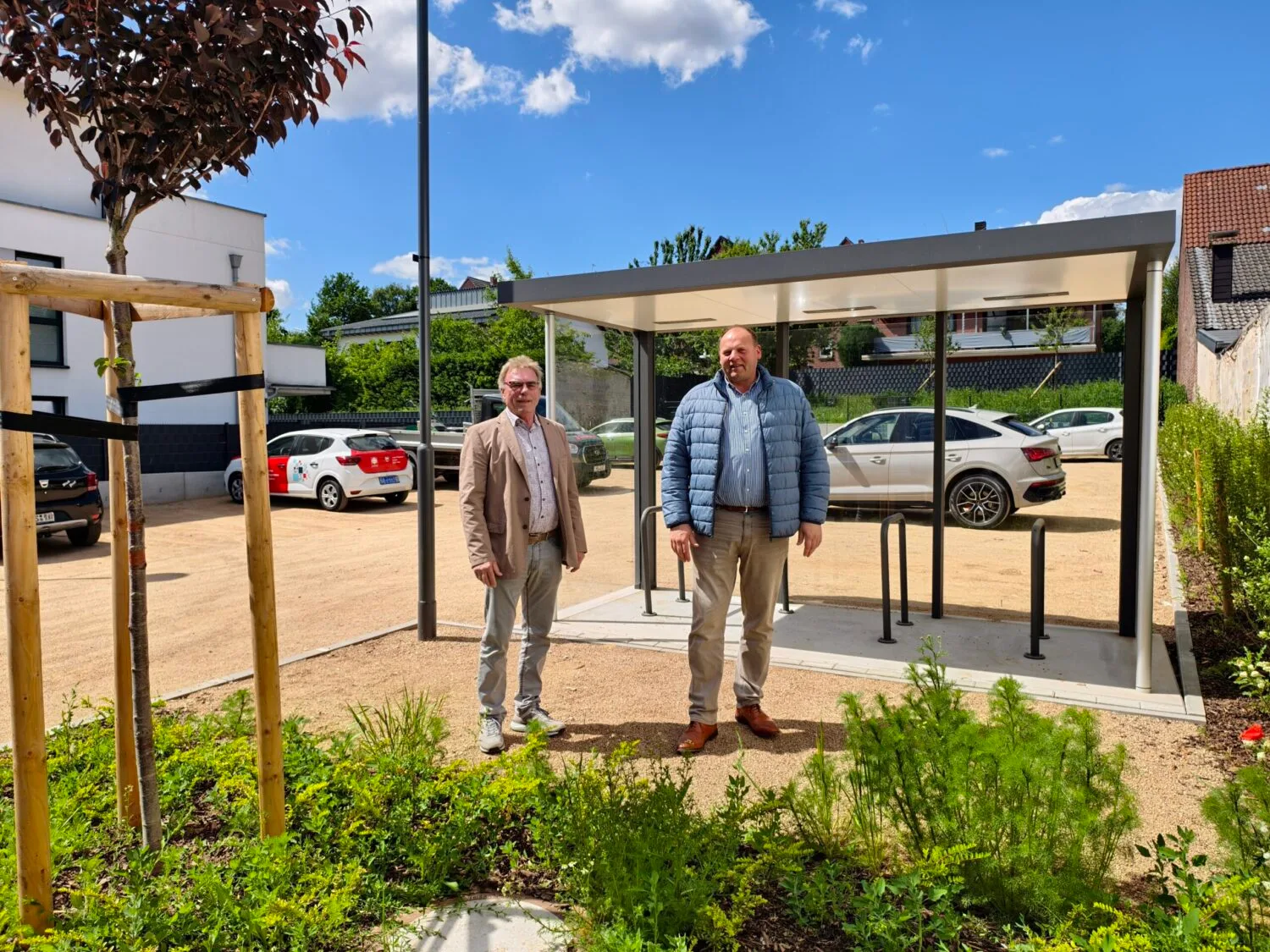 Bürgermeister Bernd Jansen (re.) und Norbert Fister (Vorsitzender Bauausschuss der Stadt Hückelhoven) am neuen Parkplatz in Altmyhl