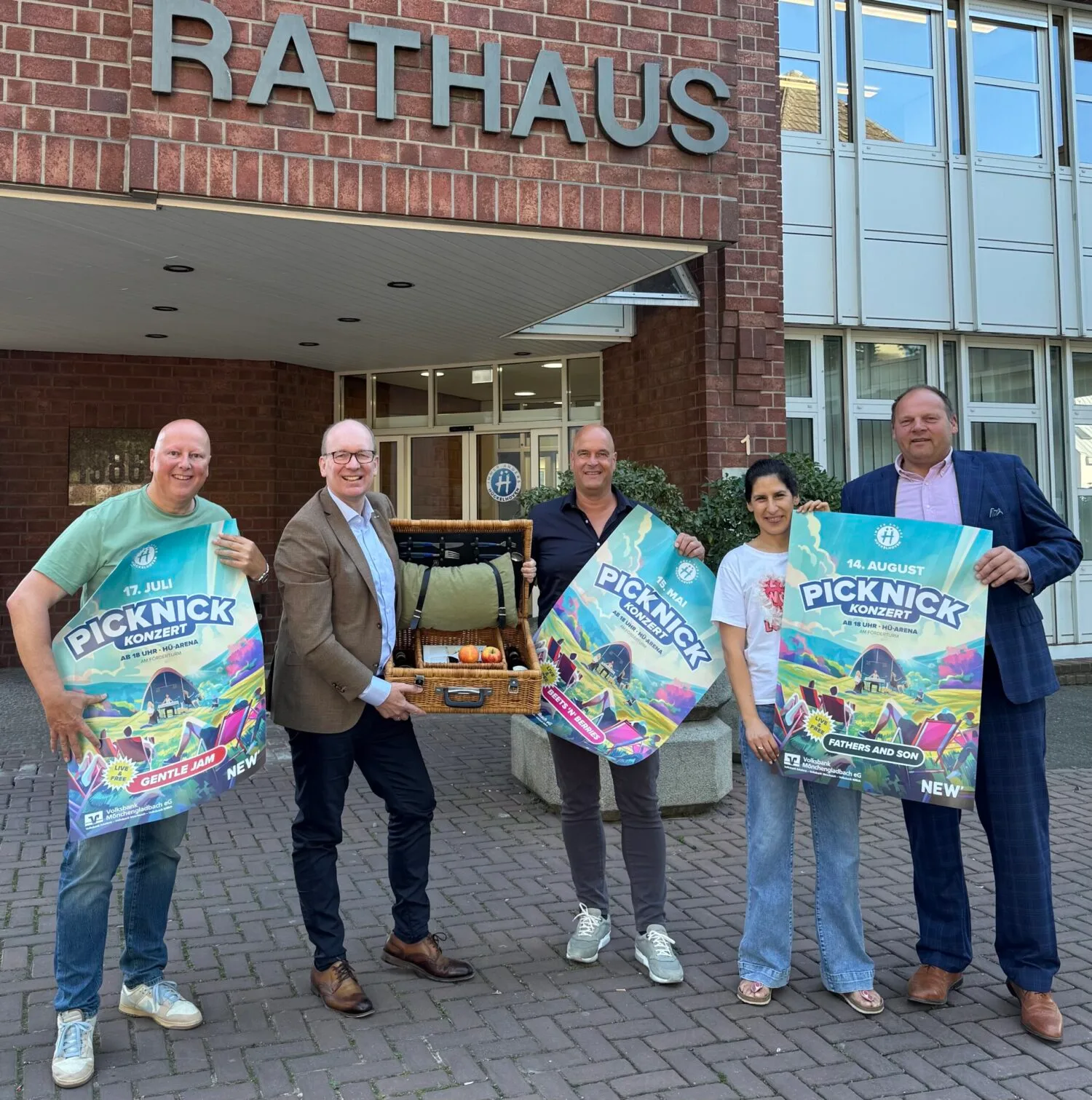 Die Vorfreude war den Beteiligten bereits bei der Pressekonferenz deutlich anzumerken: Bürgermeister Bernd Jansen, Patrizia Portz, die am 17. August das erste „Yoga- & Picknick-Konzert“ leitet, Patrick Beckers von der NEW, Franz D. Meurers, Vorstand der Volksbank Mönchengladbach, der eigens für das Foto einen Picknick-Korb dabei hatte sowie Carsten Forg vom Stadtmarketing Hückelhoven (v.r.)
