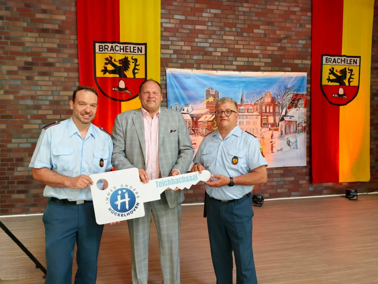 Schlüsselübergabe mit Architekt André Lindt (André Lindt Architekten aus Geilenkirchen), Bürgermeister Bernd Jansen und Reinhold Kreutzer (Vorsitzender Interessengemeinschaft Brachelen).