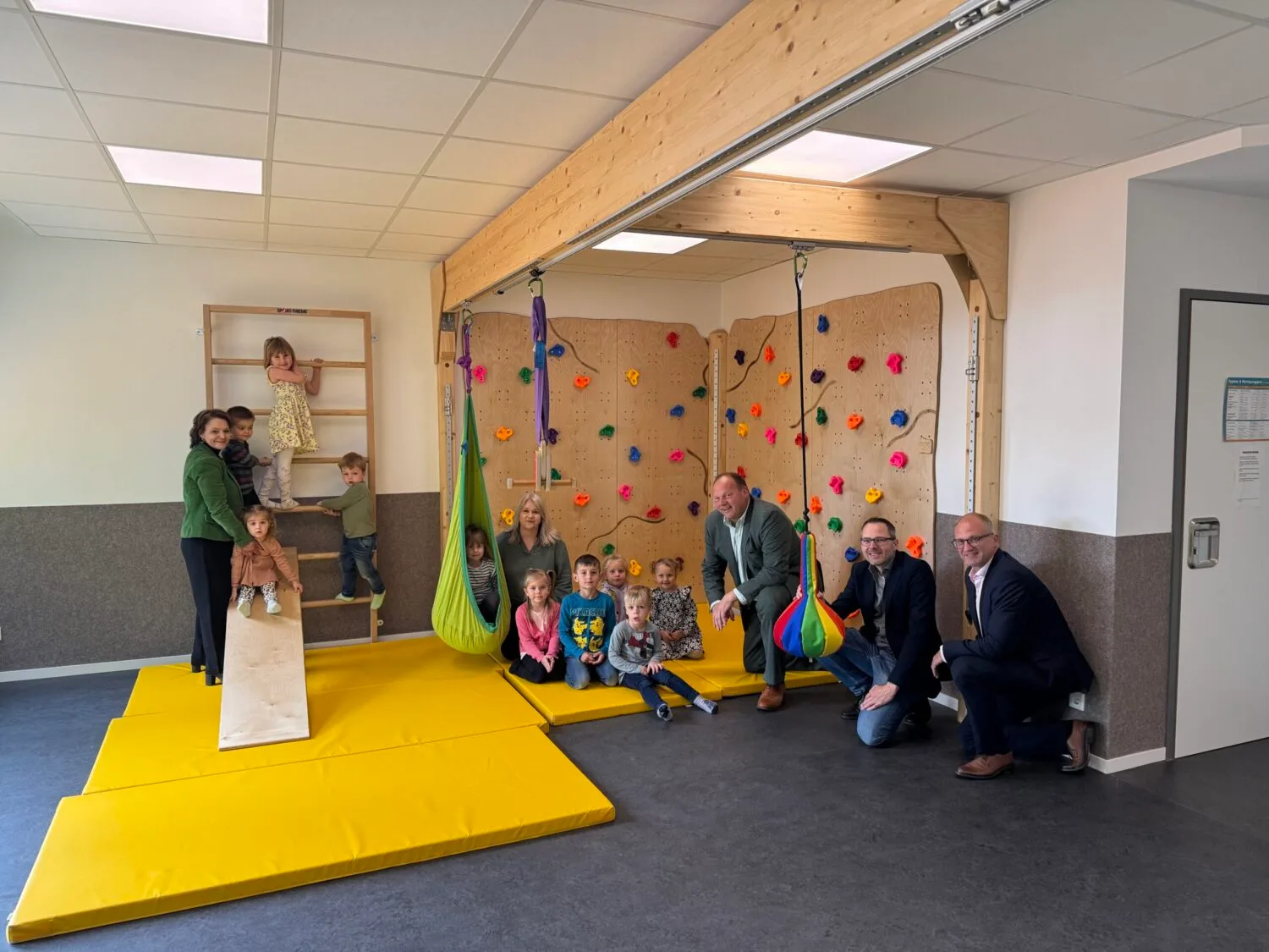 Die Hückelhovener Stadtspitze im Neubau der Kita mit Leiterin Bianka Hahnen (links im Bild). Von r.n.l. Christoph Breuer (Technischer Beigeordneter), Thorsten de Haas (1. Beigeordneter) und Bürgermeister Bernd Jansen.