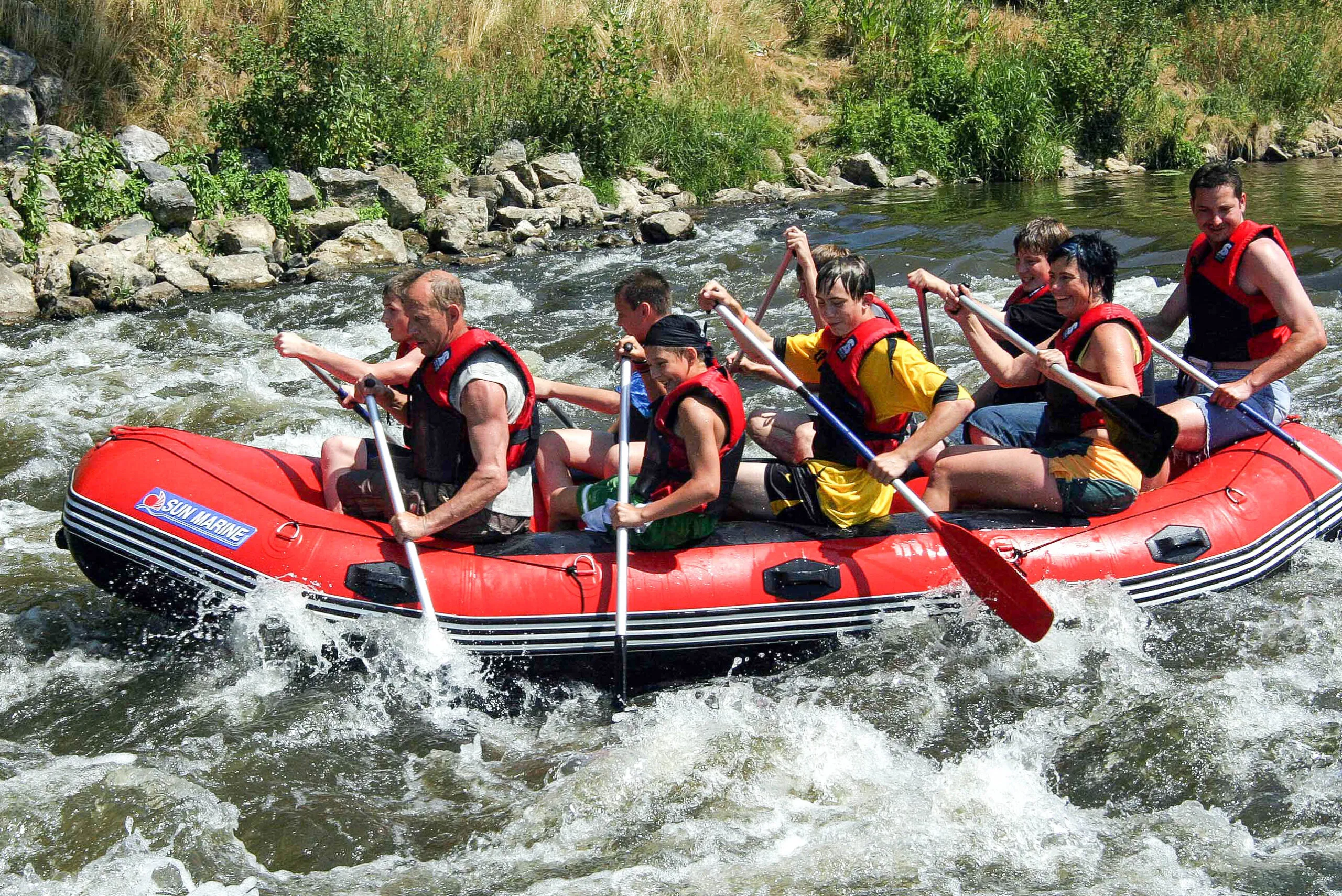Die Rur fliesst einmal durchs ganze Stadtgebiet. Mal wild und voller Energie.