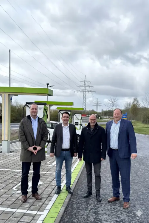 Schnellladepark Millich Foto Stadt Quer