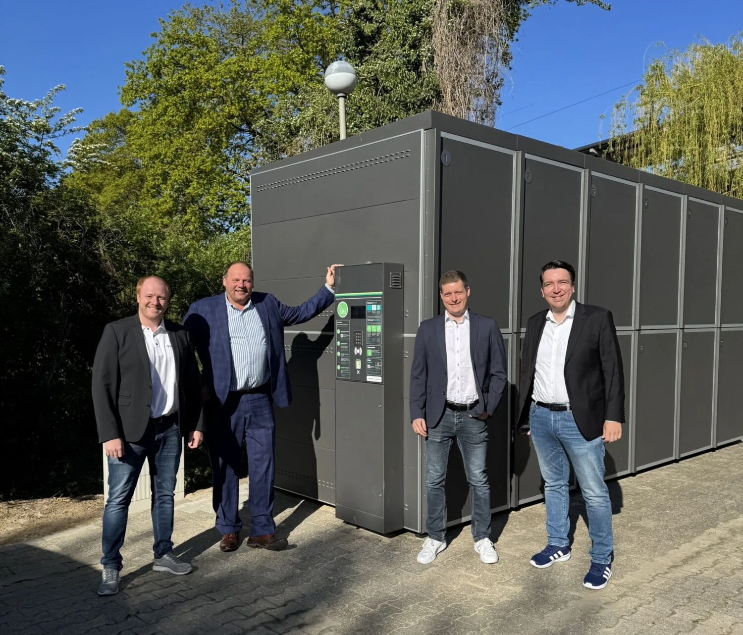 v.l.n.r. Daniel Wehe (Projektsteuerung BIK TEC GmbH), Bürgermeister Bernd Jansen, Markus Paulsen (Geschäftsführer BIK TEC GmbH) und Alexander Kurth (Klimaschutz- und Mobilitätsmanager)
