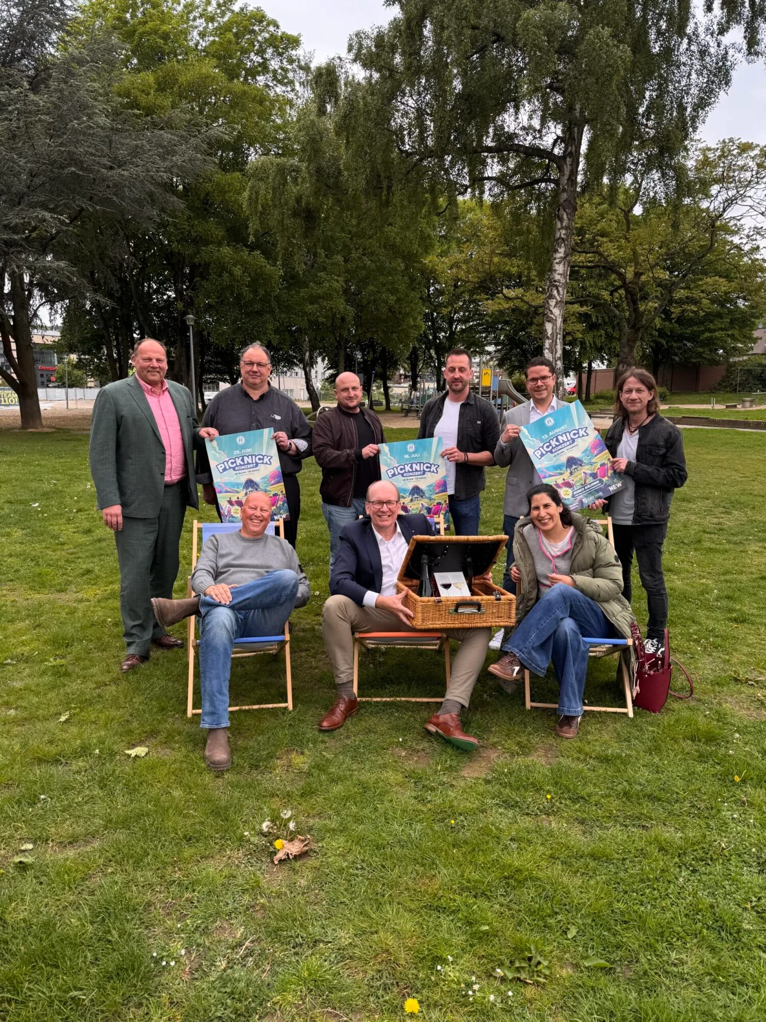 Großes Aufgebot für acht tolle Picknick-Konzerte in Hückelhoven: Bürgermeister Bernd Jansen, Rolf Deckers vom Blasensemble „Querschlag“, Jörg Leonards und Benjamin Attig von den „BeatRockers“ sowie Thomas Knur von der NEW und Christoph „Raudi“ Granderath von „Mirko Bäumer und die lustigen Musikanten“ (hintere Reihe v.l.). Vorne sitzen Yoga-Lehrerin und Musikerin Patrizia Portz, Franz D. Meurers von der Volksbank Erkelenz und Veranstalter Carsten Forg vom Stadtmarketing (v.r.).