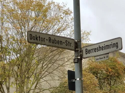 Straßenschild Verkehrsführung Kirmes