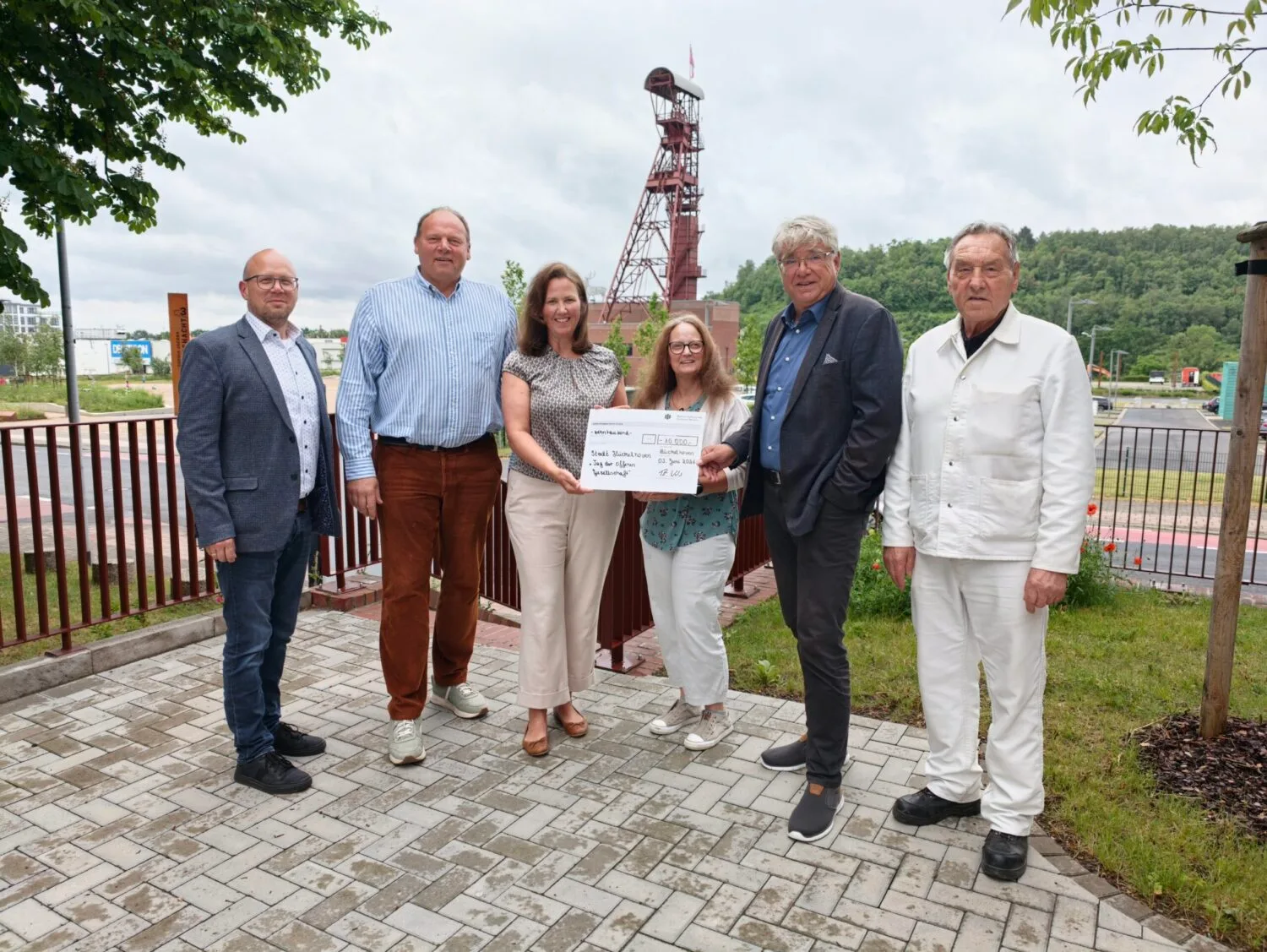 Spendenübergabe nach der heutigen Pressekonferenz (v.l.n.r.) Alexander Bode, Vorsitzender des Kuratoriums der Barbara-Stiftung, Bürgermeister Bernd Jansen, Quartiersmanagerin Silke Hilbrich, Anke Fleury, Familienzentrum Traumland, Thomas Wels, Vorsitzender der Barbara-Stiftung, Detlev Stab, 1. Vorsitzender Förderverein Schacht 3.