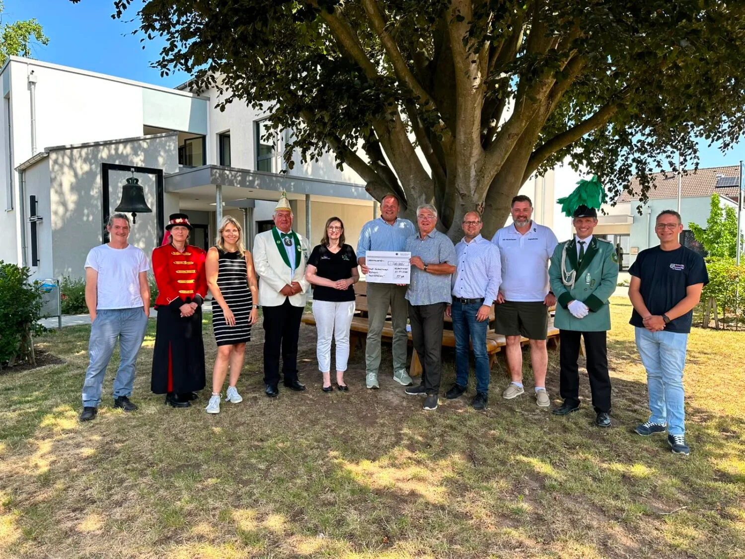 Auf dem Foto sind Pfarrerin Anke Neubauer-Krauß (5.v.l.), Bürgermeister Bernd Jansen (Mitte), daneben Thomas Wels, Vorsitzender der Barbara-Stiftung sowie Alexander Bode, Vorsitzender des Kuratoriums der Barbara-Stiftung und weitere Beteiligte des Events am 26. September zu sehen