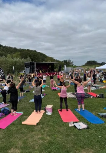 Picknick- und Yoga-Konzert und Weiberkram Flohmarkt
