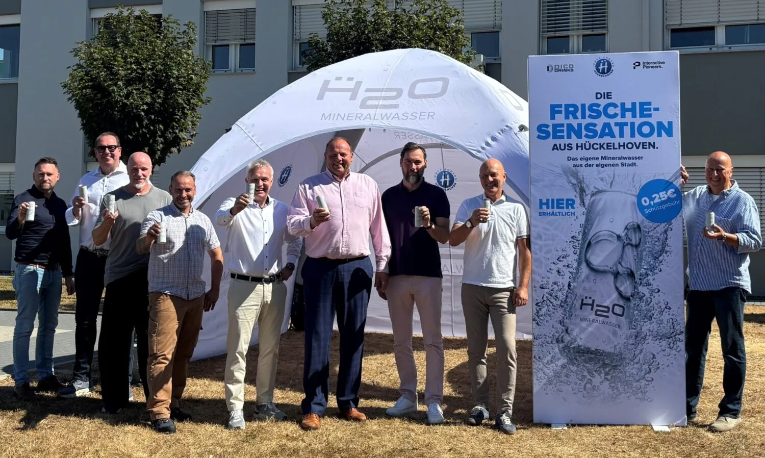 Präsentierten stolz das erfrischende Mineralwasser aus Hückelhoven: Martin Gockel (5.v.l.), Geschäftsführer der DICO Drinks GmbH, Bürgermeister Bernd Jansen (4.v.r.), Zeljko Pezely (3.v.r.), Geschäftsführer der Agentur Interactive Pioneers, Martin Sastra (3.v.l.), Brand Manager bei DICO, Carsten Forg (r.) vom Stadtmarketing Hückelhoven sowie weitere Mitarbeiter von DICO Drinks.