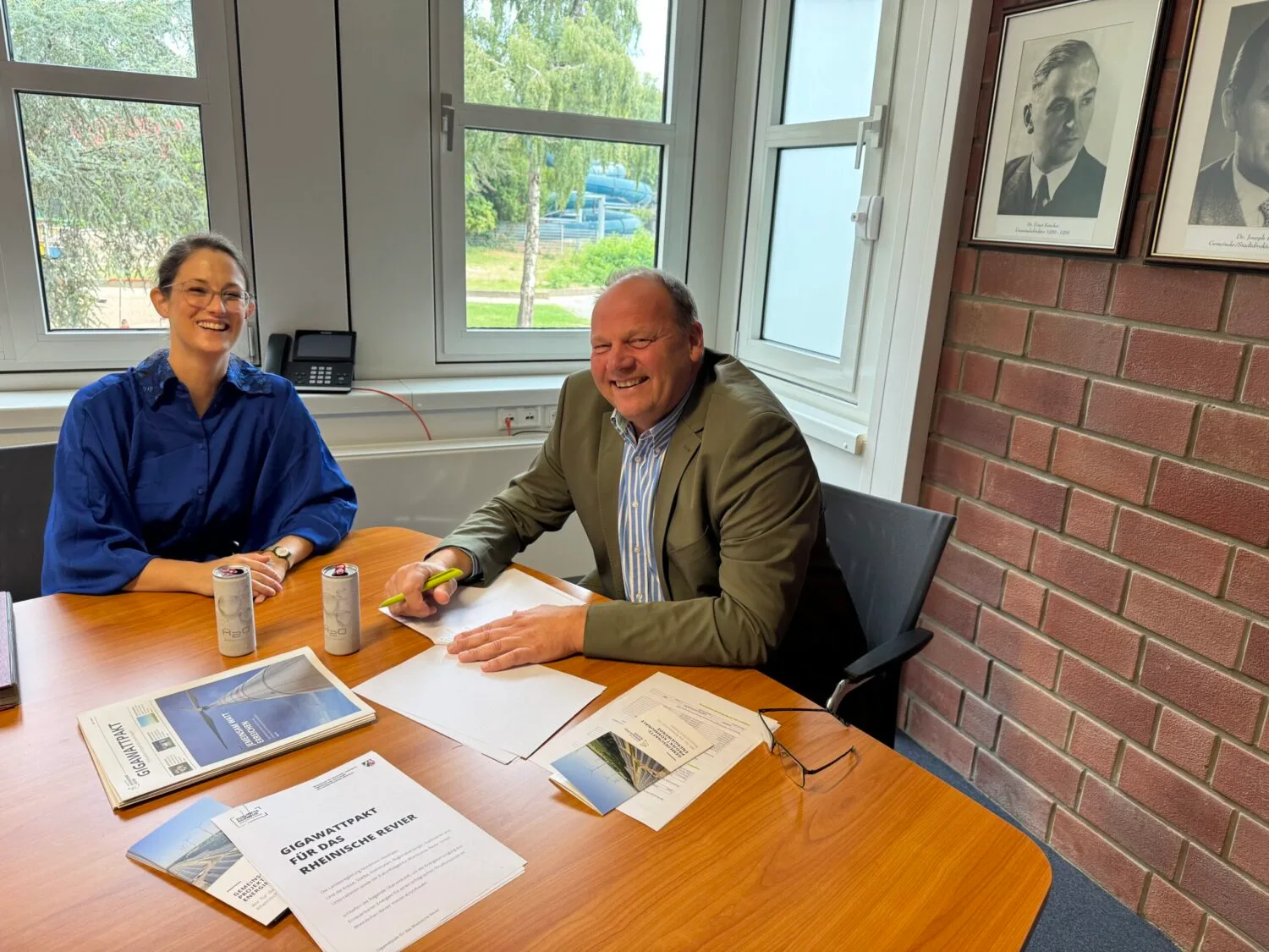 Bürgermeister Bernd Jansen bei der Vertragsunterzeichnung mit Carola Gather-Matthei, Teamleiterin der Kommunalen Kompetenz- und Beratungsstelle bei der Zukunftsagentur Rheinisches Revier GmbH.