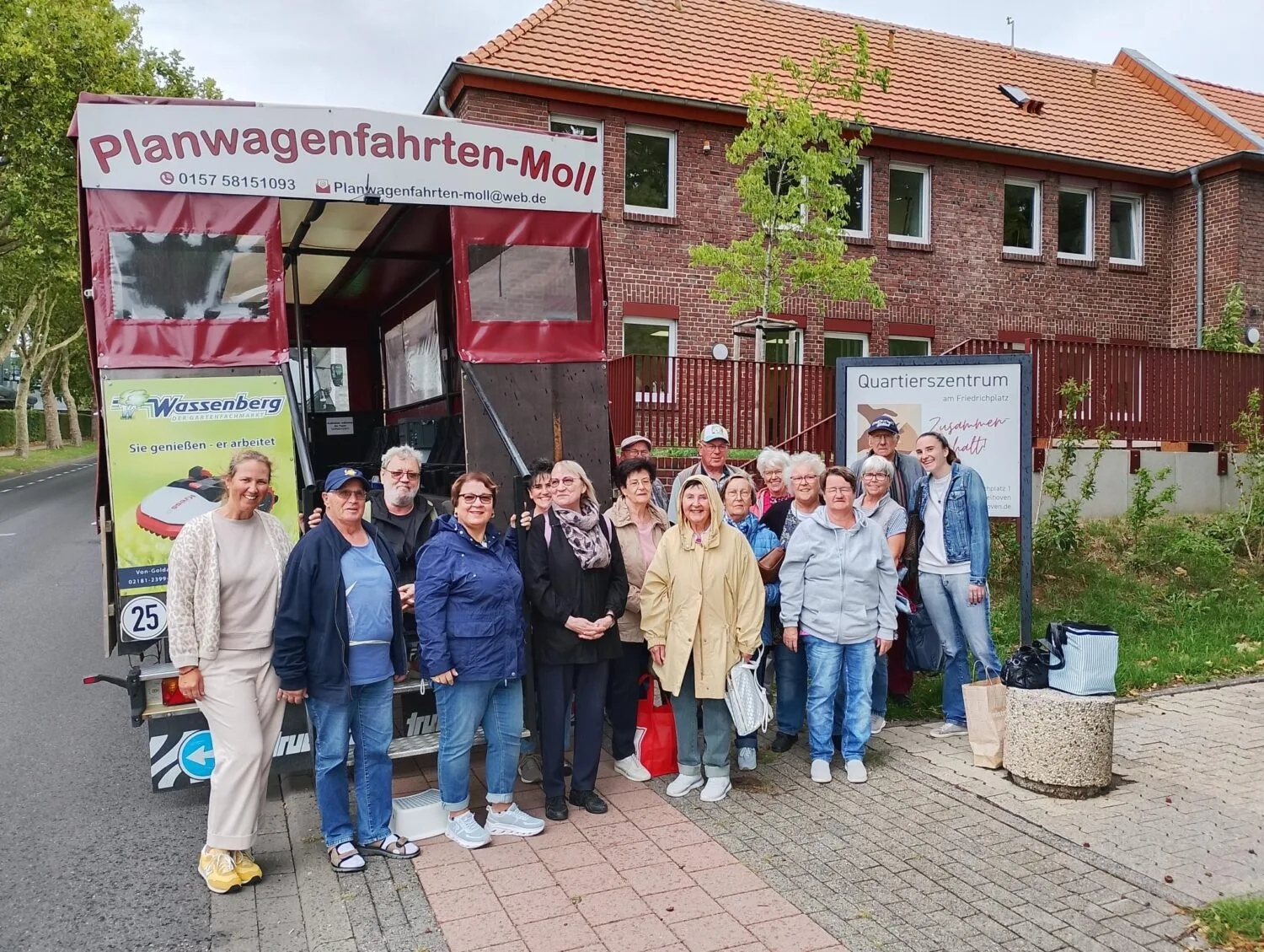 Quartiersmanagerin Silke Hilbrich (li.), Türkin Demircioglu (4.v.l.) und Projektideengeberin Elisa Radünz (re.) mit den Teilnehmerinnen und Teilnehmern des Projekts.