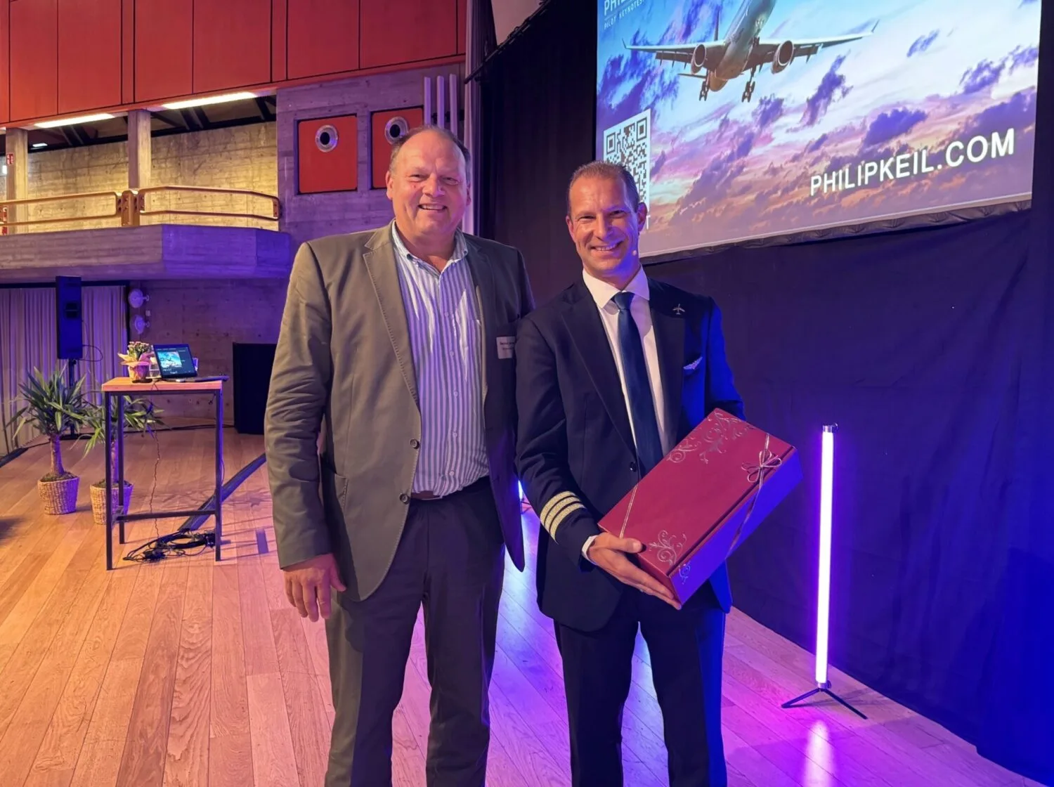 Bürgermeister Bernd Jansen (li.) mit Philip Keil.