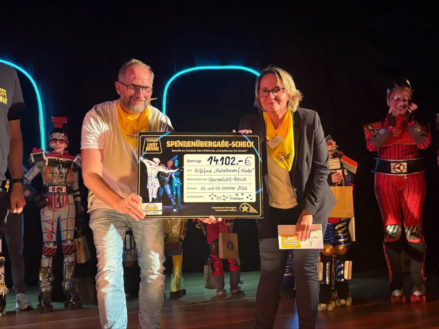 Jörg Markmann und Caroline Forschelen mit dem Spendenscheck ©Sternenlicht_Revue